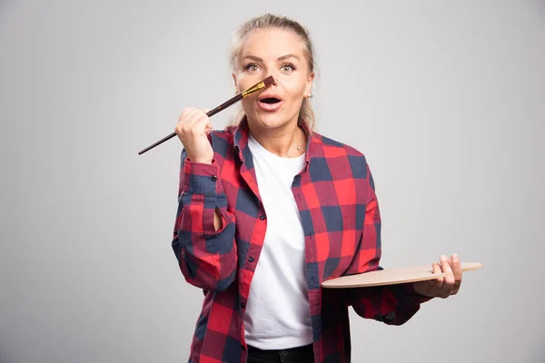 Blonde Künstlerin Hält Sich Einen Pinsel Vor Die Nase Und — Stockfoto