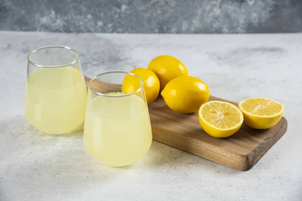 Dos Vasos Sabrosa Limonada Sobre Una Tabla Madera Foto Alta — Foto de Stock