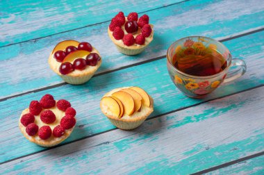 Bardak çay ile çerezleri ahşap arka plan üzerinde