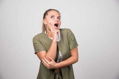 Beyaz gömlekli genç kadın buluşmasını düşünüyor. Yüksek kalite fotoğraf