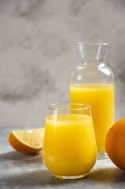 Bir bardak portakal suyu ve bir dilim portakal. Yüksek kalite fotoğraf