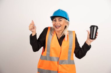 Bir fincan çay molası veren mutlu inşaat işçisi. Yüksek kalite fotoğraf