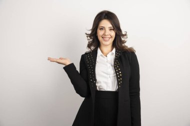 Beyaz arka planda duran genç bir kadının portresi. Yüksek kalite fotoğraf