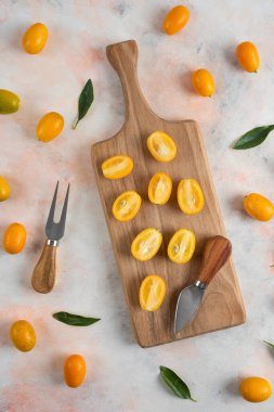 Bir yığın kumkat, ya da ahşap kesim tahtasının yarısı. Dikey fotoğraf. Yüksek kalite fotoğraf