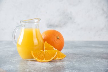 Meyveli bir sürahi portakal suyu. Yüksek kalite fotoğraf