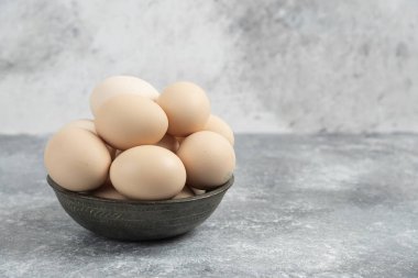 Mermer arka planda pişmemiş yumurta kasesi. Yüksek kalite fotoğraf