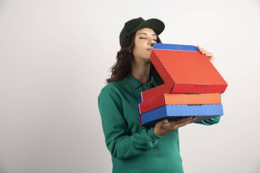 Teslimatçı kadın aç ve pizza kokuyor. Yüksek kalite fotoğraf