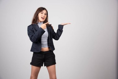 Bir ilan vermek için avuç içinde hayali fotokopi makinesi tutan genç bir kadın. Yüksek kalite fotoğraf