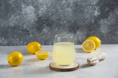 Tahtanın üzerinde bir bardak taze limon suyu. Yüksek kalite fotoğraf