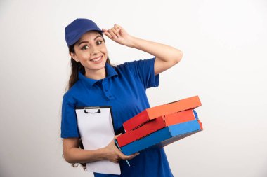 Karton pizza ve pano taşıyan pozitif kadın kurye. 