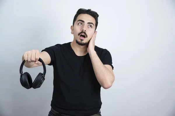 Brunette Man Model Standing Holding Headphones White Wall High Quality — Stock Photo, Image