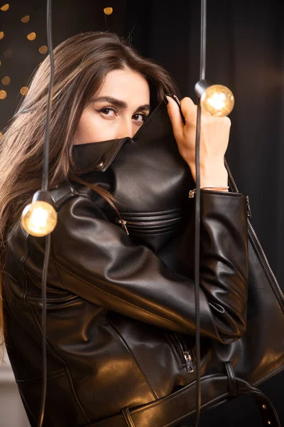 ランプの近くにポーズ黒い革のジャケットで美しい若いモデルの肖像画 高品質の写真 — ストック写真