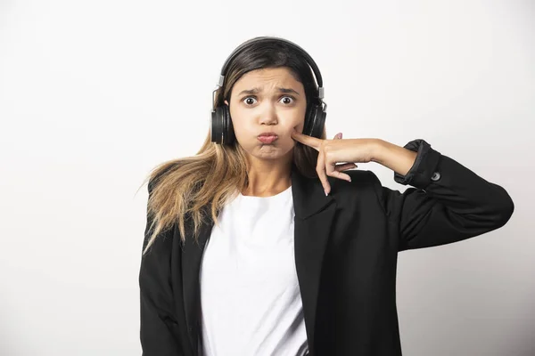 Affärskvinna Lyssnar Musik Hörlurar Högkvalitativt Foto — Stockfoto