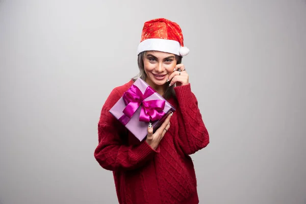 Portrait Happy Woman Posing Holiday Gift Gray Background High Quality — Stock Photo, Image