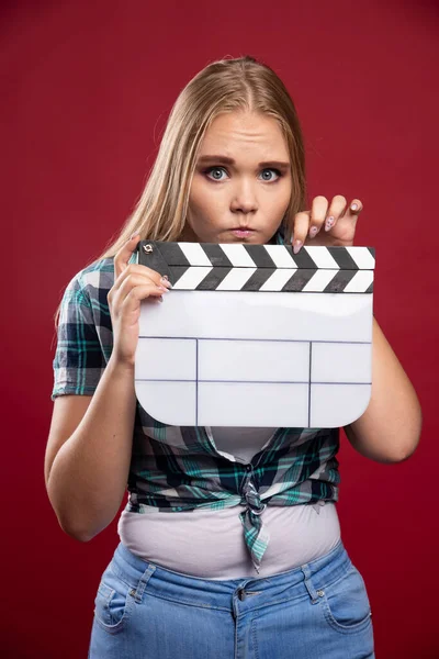 Junges Blondes Model Hält Ein Leeres Filmdrehbuch Der Hand Und — Stockfoto