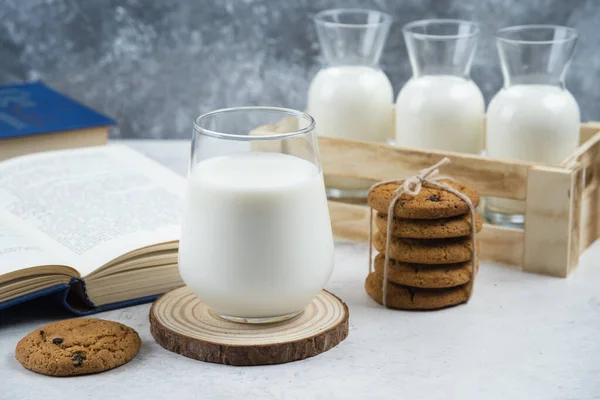 Deliciosas Galletas Con Vaso Leche Libro Foto Alta Calidad — Foto de Stock