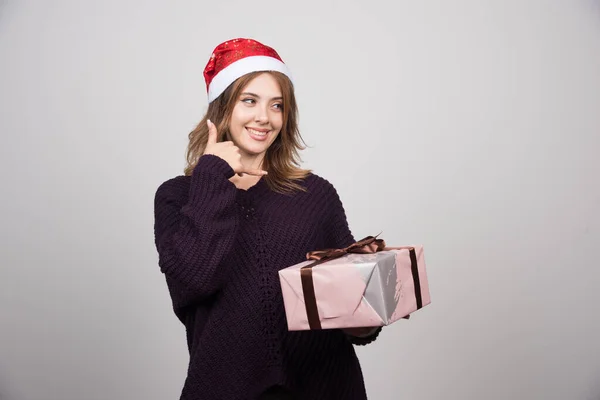 Jeune Femme Dans Chapeau Père Noël Avec Cadeau Faisant Geste — Photo