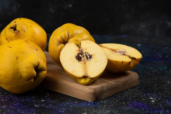 Tahta üzerinde dilimlenmiş taze ayva meyveleri. Yüksek kalite fotoğraf