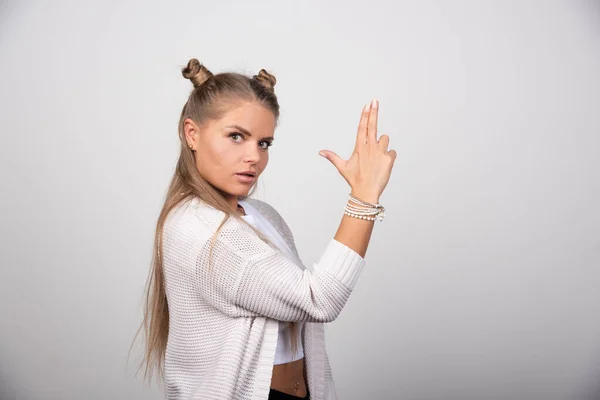 Retrato Mulher Confiante Com Cabelo Comprido Segurando Mão Como Arma — Fotografia de Stock