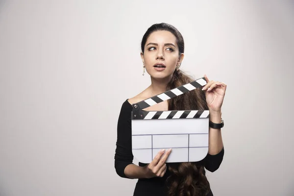 Filmmaker Girl Holding Open Clapper Board Looking Confused Overthinking High — Stock Photo, Image