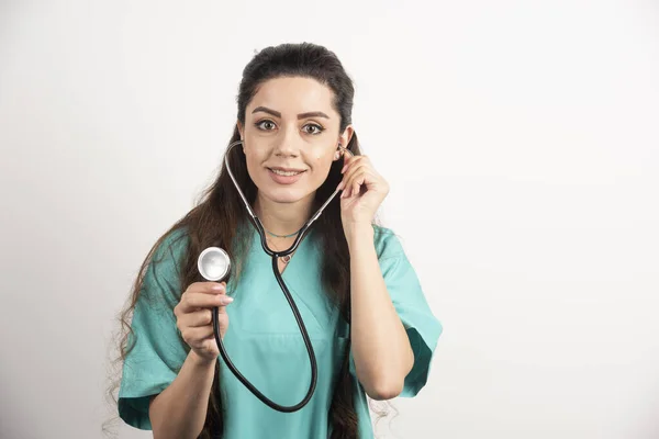 聴診器でポーズをとる笑顔の女性医療従事者の肖像 高品質の写真 — ストック写真