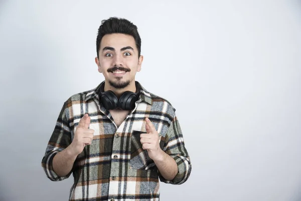 Imagem Homem Bonito Com Fones Ouvido Dando Polegares Sobre Parede — Fotografia de Stock