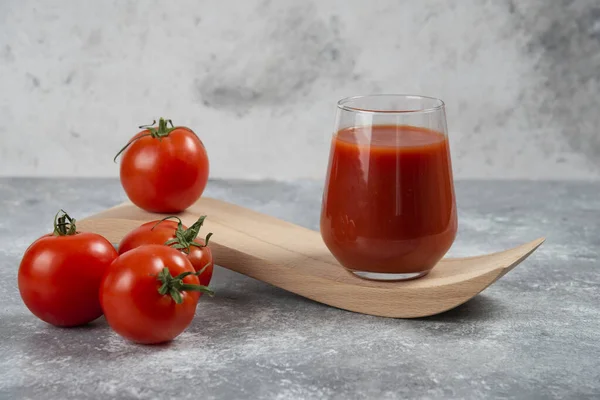 Ein Glas Tomatensaft Auf Einem Holzbrett Hochwertiges Foto — Stockfoto
