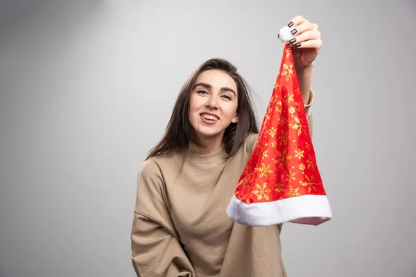 Femme Souriante Montrant Chapeau Père Noël Sur Fond Gris Photo — Photo