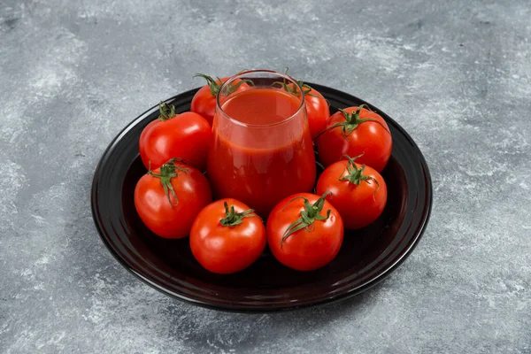 Ein Glas Tomatensaft Auf Einem Schwarzen Teller Hochwertiges Foto — Stockfoto