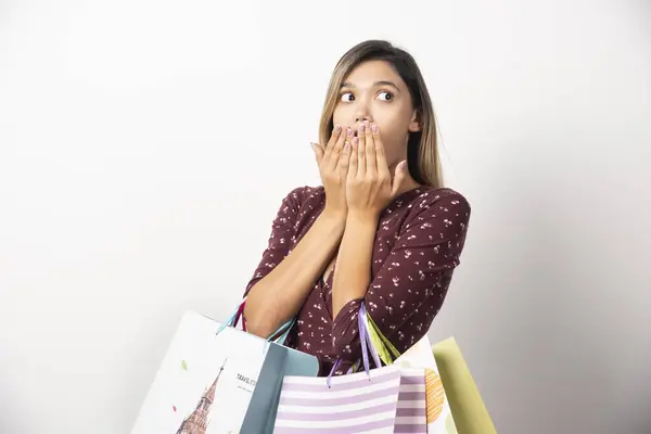 Jonge Vrouw Met Winkeltassen Een Witte Achtergrond Hoge Kwaliteit Foto — Stockfoto