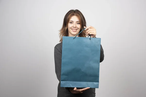 Imagem Uma Jovem Mostrar Saco Compras Foto Alta Qualidade — Fotografia de Stock