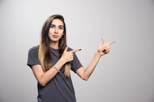 Retrato Mulher Apontando Para Cima Sobre Fundo Cinza Foto Alta — Fotografia de Stock