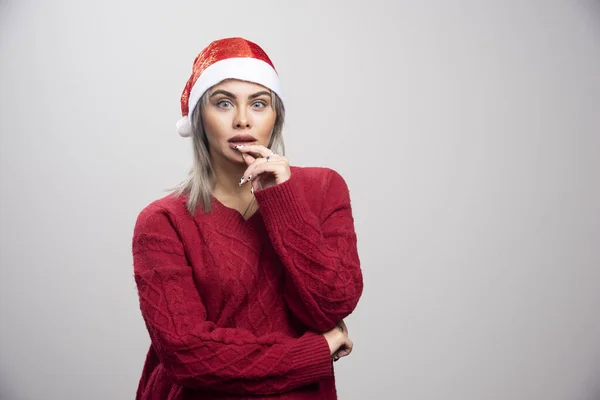 Femme Chapeau Santa Penser Intensément Sur Fond Gris Photo Haute — Photo