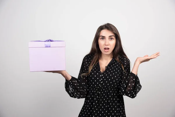 Mujer Joven Sosteniendo Una Caja Regalo Púrpura Sobre Fondo Blanco —  Fotos de Stock