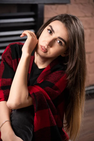 Ung Kvinna Modell Poserar Med Rutig Rutig Nära Julbollar Högkvalitativt — Stockfoto