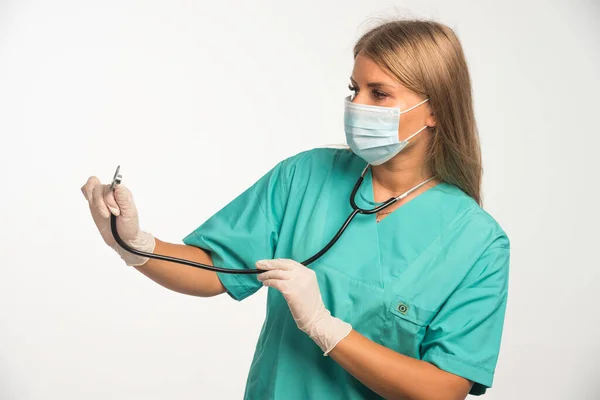 Blondynka Lekarz Masce Sprawdzająca Stetoskopem Wysokiej Jakości Zdjęcie — Zdjęcie stockowe