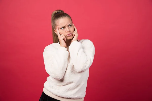 Retrato Uma Jovem Posando Uma Parede Vermelha Foto Alta Qualidade — Fotografia de Stock