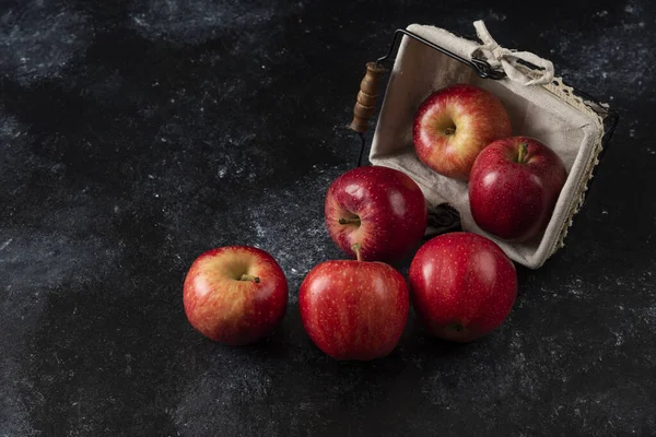 Reife Rote Bio Äpfel Aus Dem Korb Auf Schwarzem Hintergrund — Stockfoto