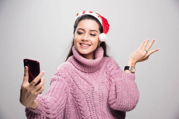 Jeune Femme Avec Chapeau Père Noël Jouant Avec Téléphone Photo — Photo