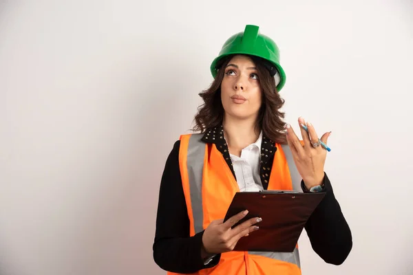 Ingenieurin Diskutiert Über Weißen Hintergrund Hochwertiges Foto — Stockfoto