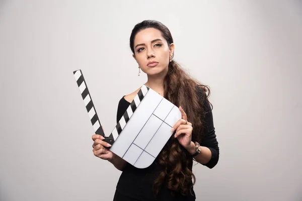 Seorang Gadis Pembuat Film Memegang Papan Klapper Terbuka Dan Tampak — Stok Foto