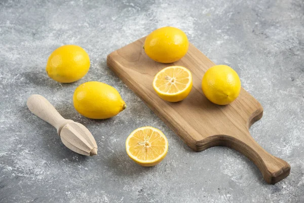 Haufen Frischer Zitronen Ganz Oder Zur Hälfte Geschnitten Hochwertiges Foto — Stockfoto