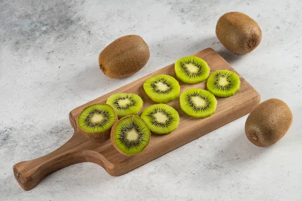 Muitas Das Frutas Kiwi Uma Tábua Madeira Foto Alta Qualidade — Fotografia de Stock