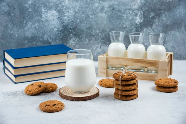 Una Taza Leche Con Galletas Chocolate Una Tabla Madera Foto — Foto de Stock