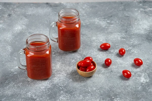 Zwei Gläser Tomatensaft Mit Einer Hölzernen Schüssel Kirschtomaten Hochwertiges Foto — Stockfoto