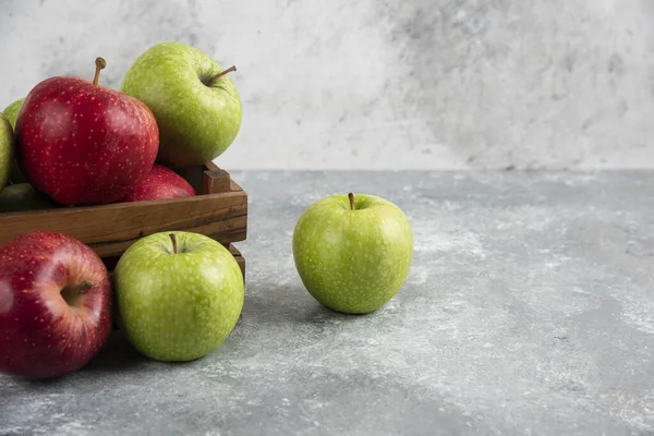 木の箱に入れた新鮮な緑と赤のリンゴの束 高品質の写真 — ストック写真