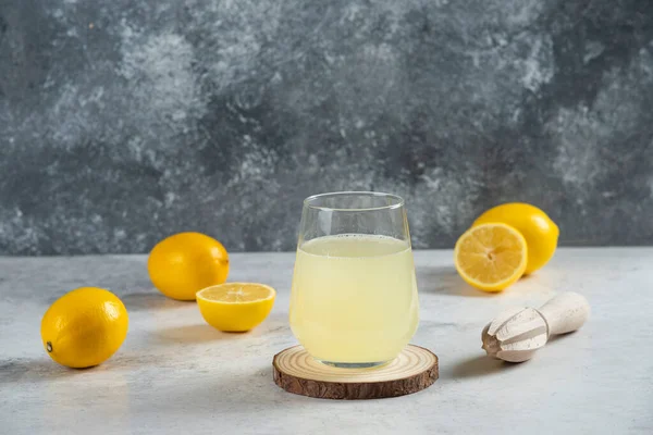木の板に新鮮なレモンジュースのガラスカップ 高品質の写真 — ストック写真