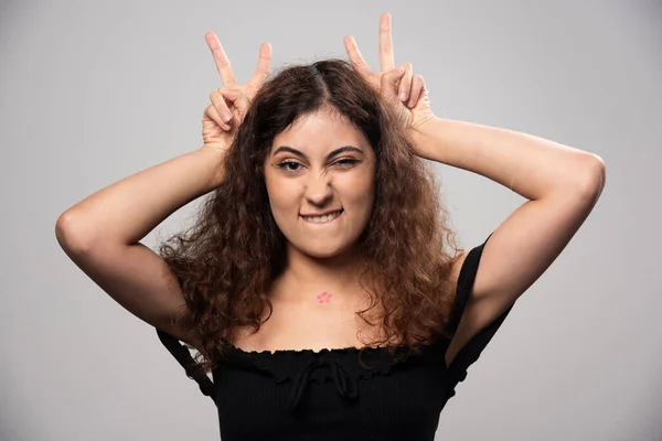 Jeune Femme Chemisier Noir Aux Cheveux Bouclés Posant Photo Haute — Photo