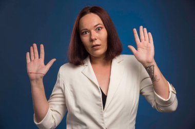 Beyaz ceketli genç bir iş kadını. Yüksek kalite fotoğraf