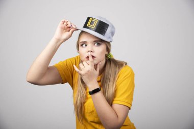 Gri şapkalı güzel bir kadının portresi. Yüksek kalite fotoğraf